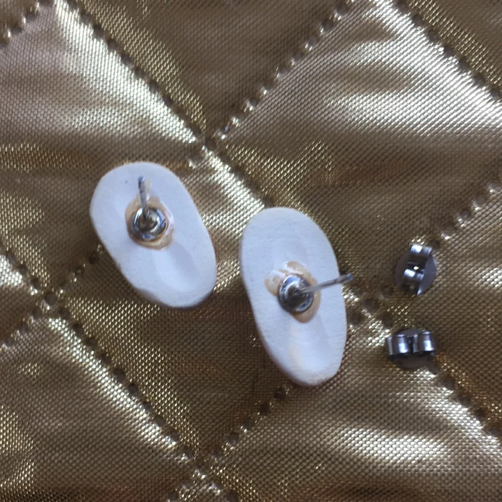 Ceramic face earring - Picture 3 of 3